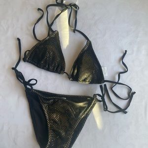 MADE IN THE USA WOMENS SMALL GOLD AND BLACK TRIANGLE TOP AND SIDE TIED BOTTOM.